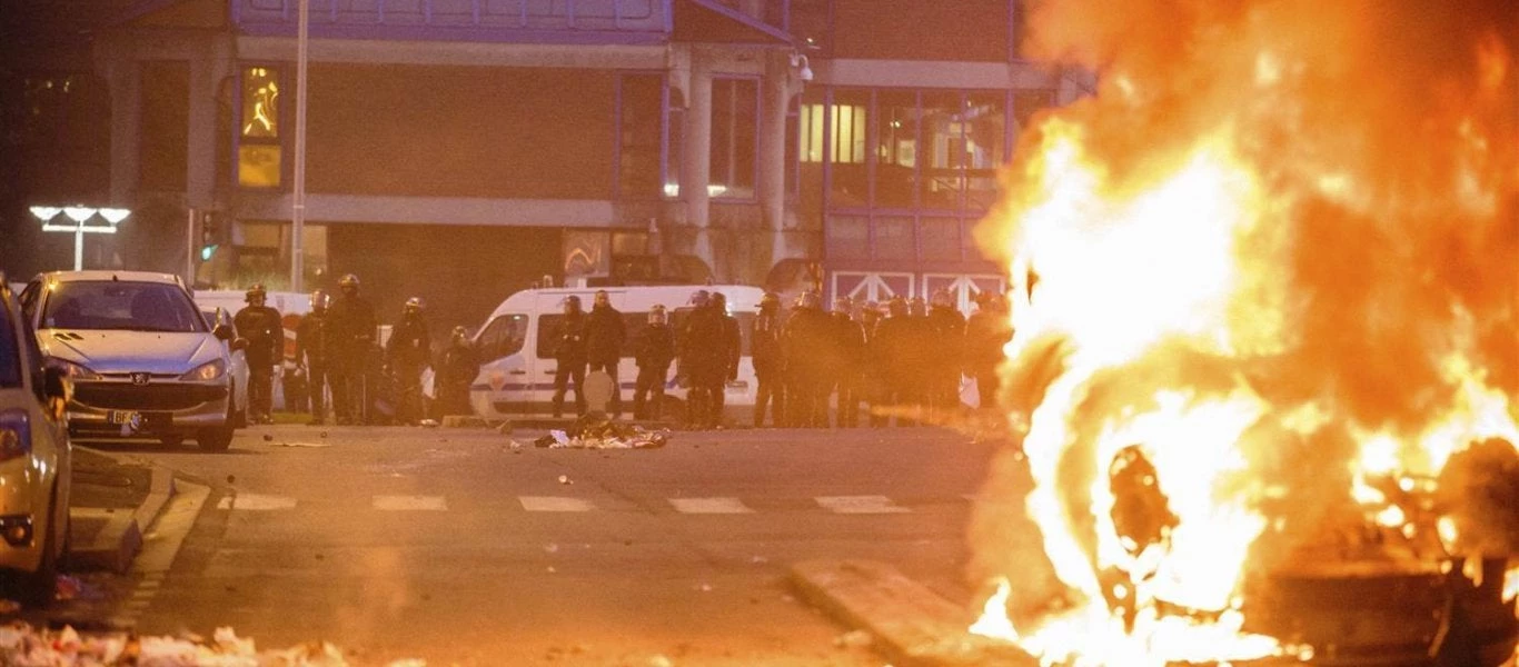 Εκρήξεις ακούγονται στην Παρίσι: Αυτοκίνητα καίγονται στα προάστια (βίντεο)